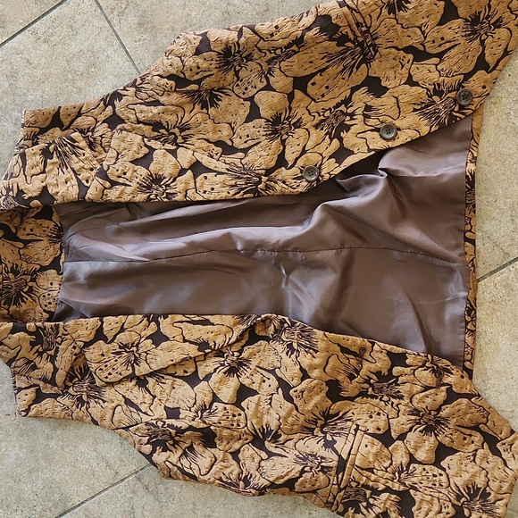 NWOT..Floral Textured Sleeveless Vest - Brown & Tan - Picture 7 of 8